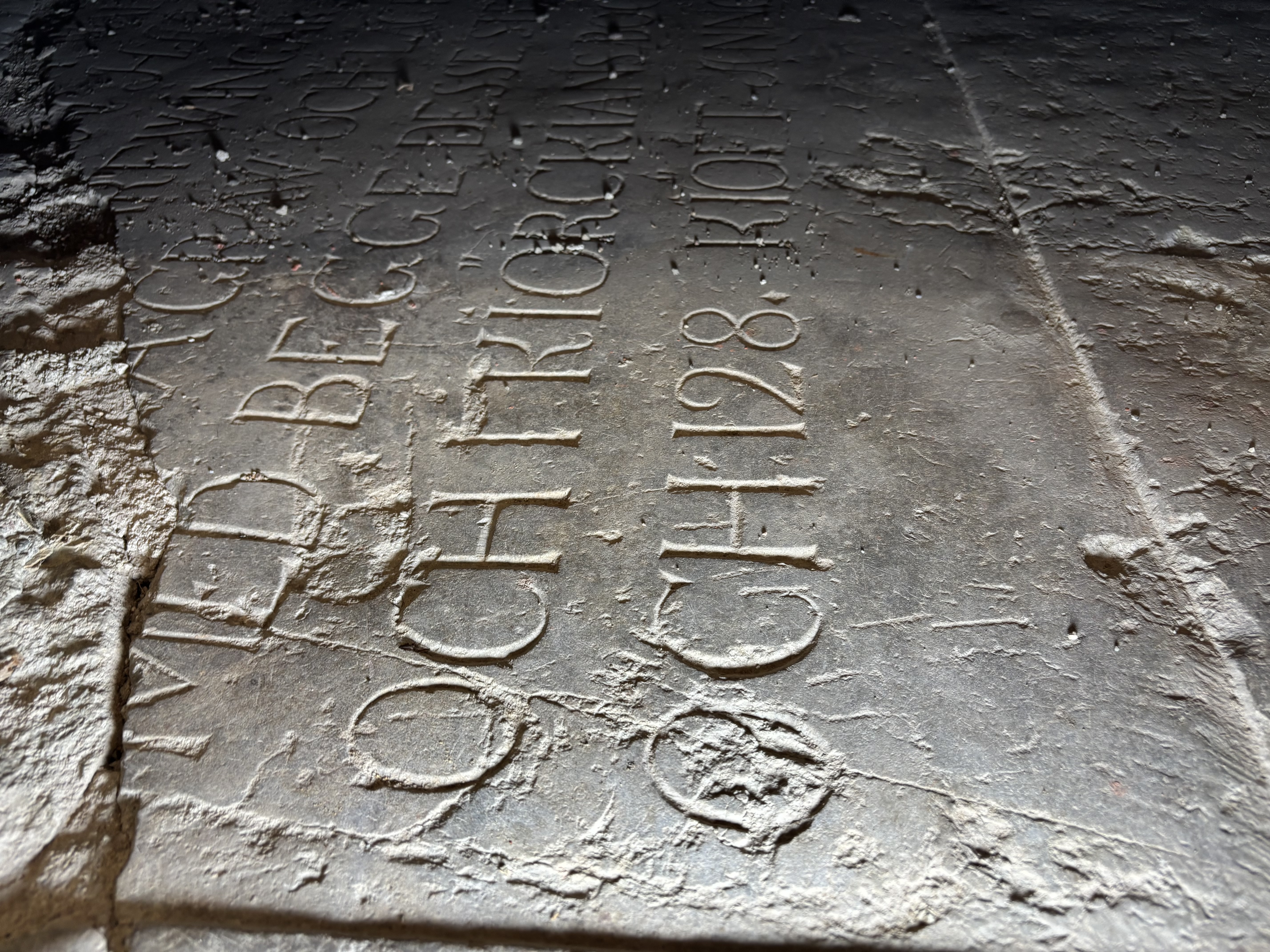 Gravhäll 127/128b i södra skeppet